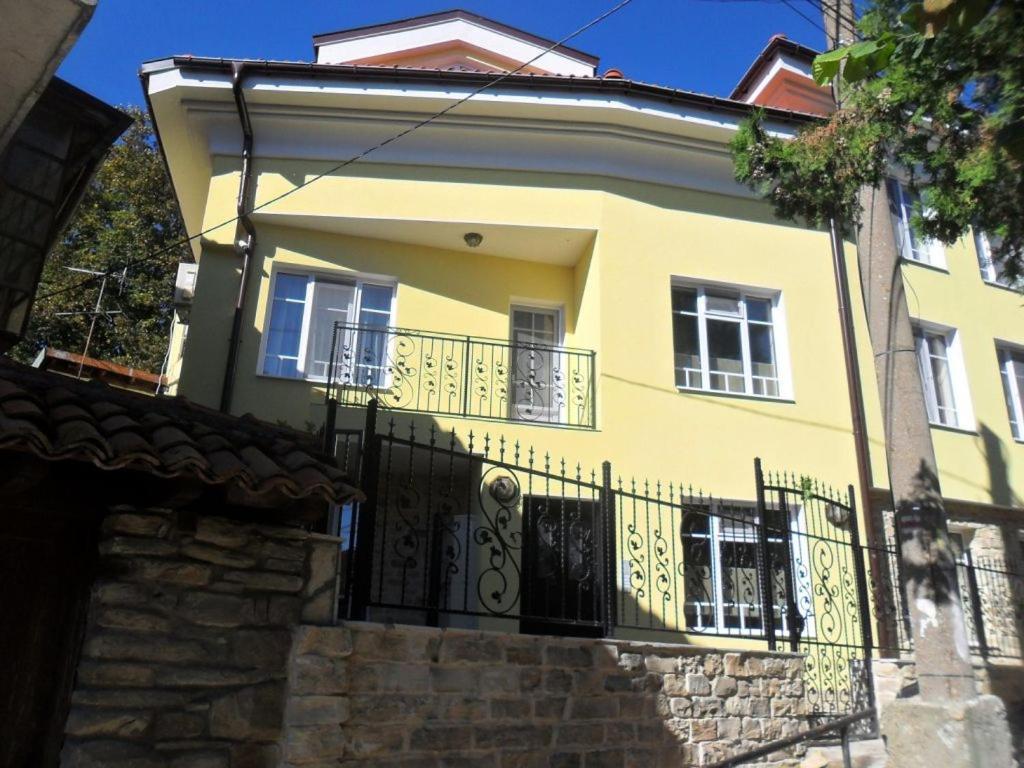 Appartement Къщата С Чешмата à Veliko Tarnovo Extérieur photo